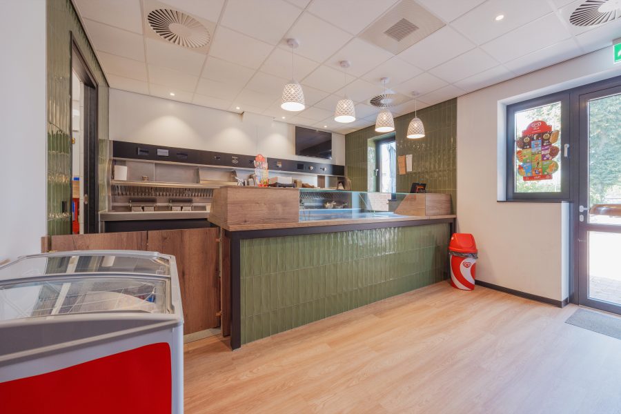 Cafetaria-snackbar in pacht in Hegelsom, Limburg — Dorpscafetaria nieuw ingericht Horst