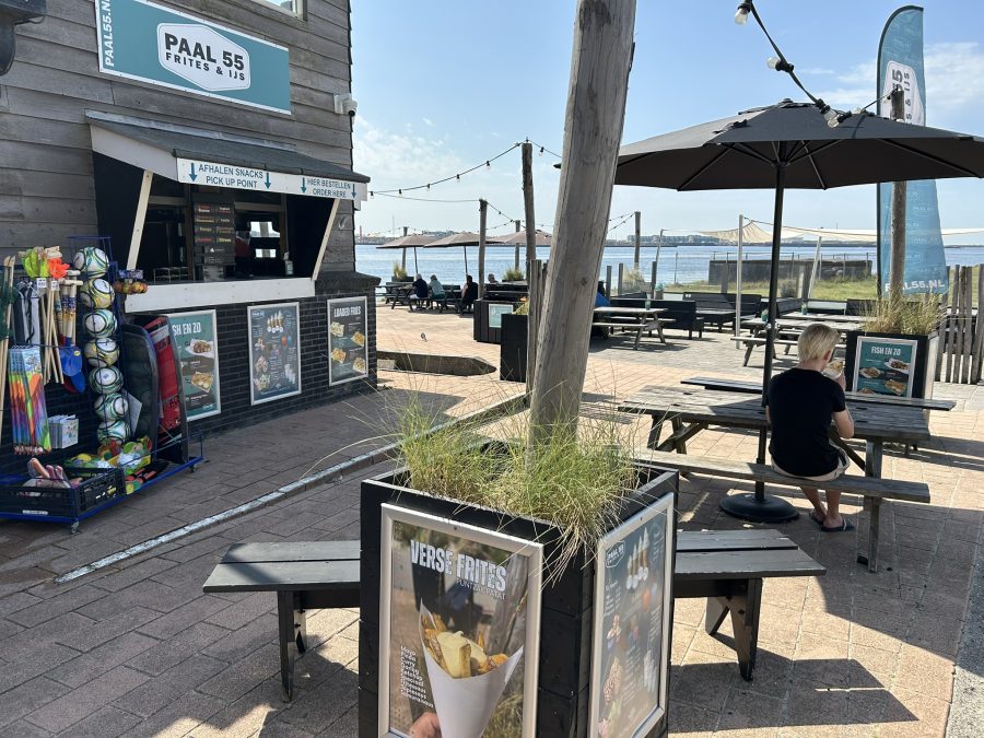 Snackbar ter overname in Velsen-Noord, Noord-Holland — Snack en ijssalon, Noordpierstrand Wijk aan Zee