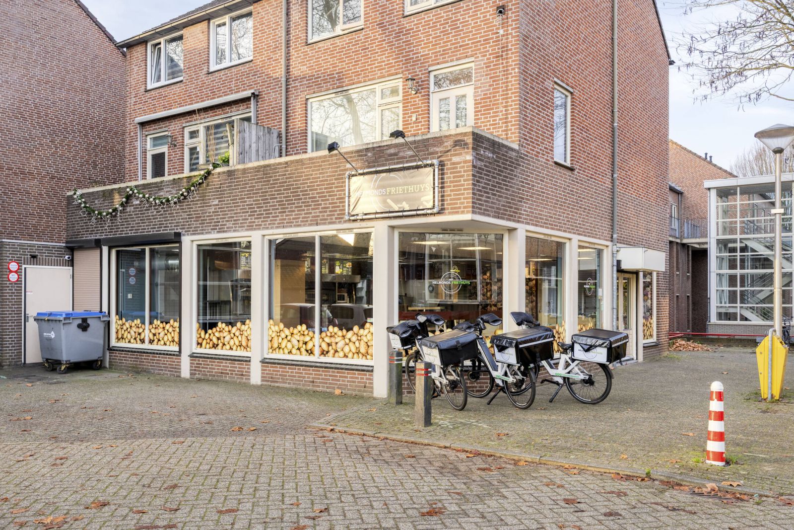 Foto 1 van 8: Cafetaria-snackbar te huur in Helmond, Noord-Brabant — HELMONDS FRIETHUYS TE HELMOND