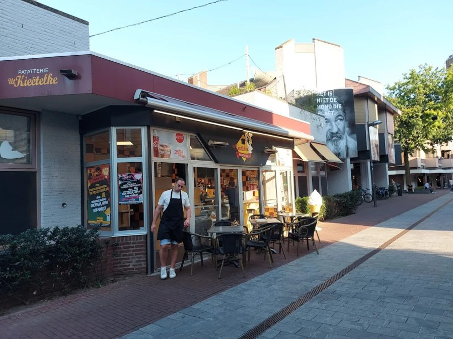 Cafetaria-snackbar te huur in Weert, Limburg — Patatterie Ut Kieëtelke,  Beekstraat 56 te Weert.