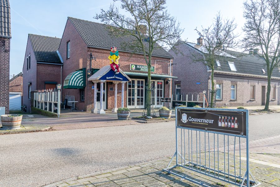 Café-bar-zaal ter overname in Neer, Limburg — Te Huur cafe Maneslust te Neer € 2000,-