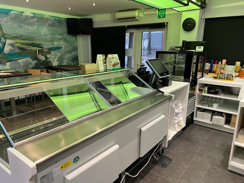 Foto 2 van 11: Cafetaria-snackbar ter overname in Diest, Vlaams Brabant — Frituur in Diest Belgie zeer toeristisch