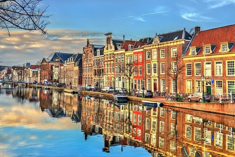 Café ter overname in Zuid-Holland — Te koop: Horecalocatie met groot terras in Leiden