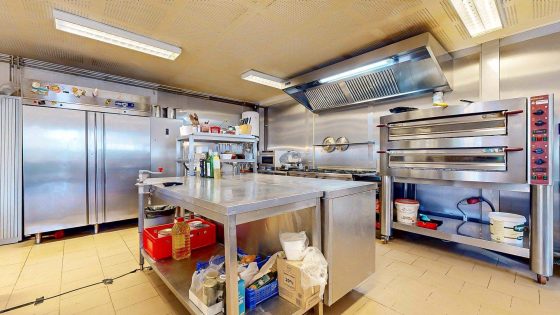 Bezorgservice ter overname in Zwaag, Noord-Holland — Professionele productiekeuken / bezorglocatie op b